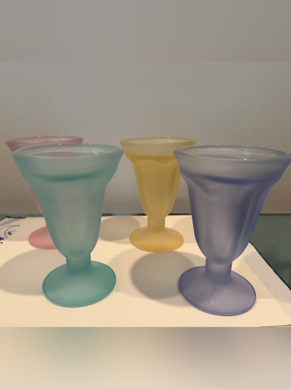 VTG Libbey Set Of 4 Ka-Dinks Frosted Parfait Ice Cream Sundae Glasses. Pastel